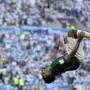 Salem Al-Dawsari (Saudi Arabien) feiert sein Tor gegen Argentinien mit einem Salto