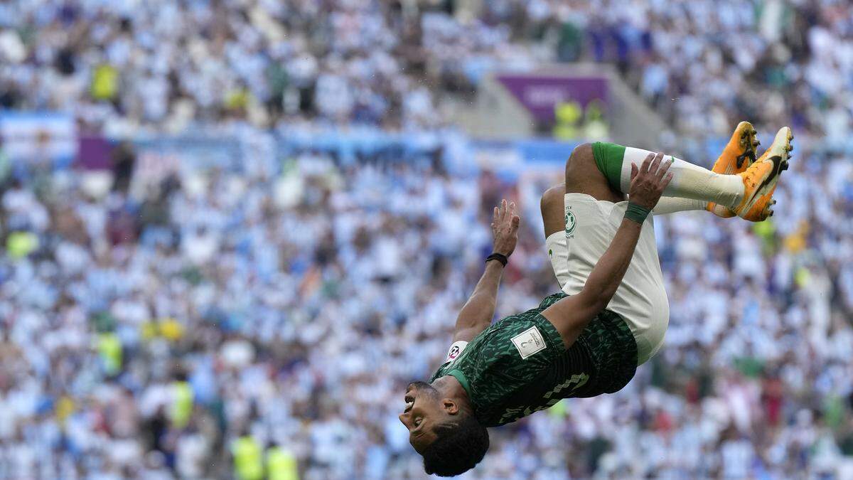 Salem Al-Dawsari (Saudi Arabien) feiert sein Tor gegen Argentinien mit einem Salto