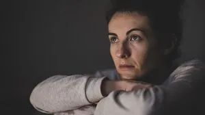 Häufige Long-Covid-Symptome sind Brustschmerzen, Atembeschwerden, Muskelschmerzen, Geschmacks- und Geruchsverlust und allgemeine Erschöpfung