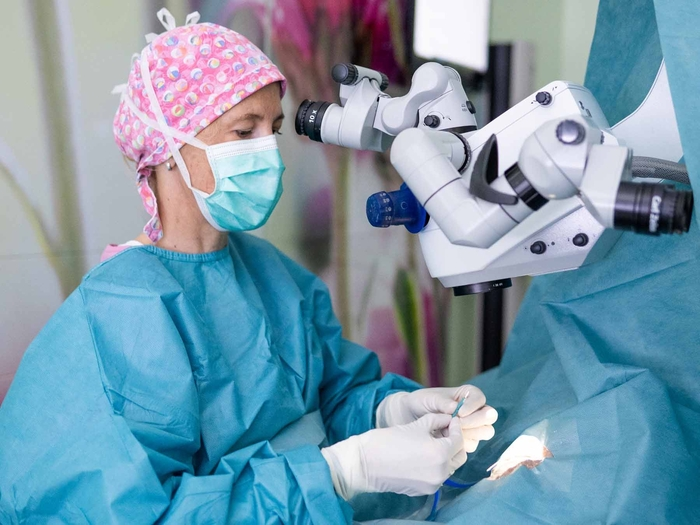 Beim Augenlasern wird die Hornhaut mit einem präzisen Laser so verändert, dass einfallendes Licht wieder korrekt auf der Netzhaut gebündelt wird