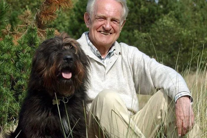 Der 2006 verstorbene deutsche Bundespraesident Johannes Rau und sein geliebter Hund "Scooter".