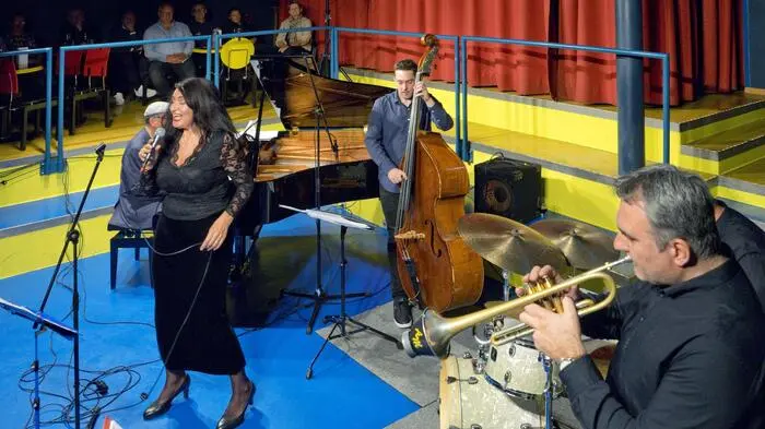 Die warme und gefühlvolle Stimme der Sängerin erinnerte an die großen Jazz-Diven der 1940er- und 1950er-Jahre. Das Repertoire erstreckte sich von Standards, Blues bis Latin Songs, die von Schlagzeuger Marktl arrangiert wurden.