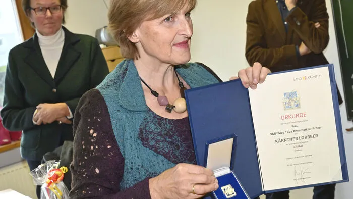 Verdiente  Auszeichnung für Dorfservice Obfrau Eva Altenmarkter-Fritzer: Der Kärntner Lorbeer in Silber für ehrenamtliche Tätigkeit.