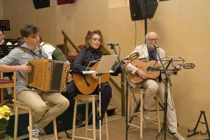 Als besondere Gäste bereicherten Hans Tafner, Birgit Schmidpeter (Gesang und Gitarre) sowie Tobias Schmidpeter (Harmonika) als Gruppe Tafner-Schmidpeter den Abend.
