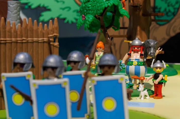 Neben historischen Persönlichkeiten wie Albrecht Dürer, Johann Sebastian Bach, Johann Wolfgang von Goethe, Van Gogh oder Friedrich Schiller gibt es auch Comicfiguren wie Asterix und Obelix als Playmobilspielzeug.