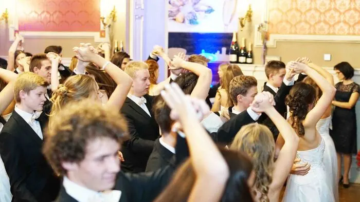 "Alles Walzer". Die Eröffnungspolonaise wurde durch Schüler der 7. Klassen des Stiftsgymnasiums St. Paul im Lavanttal gestaltet.