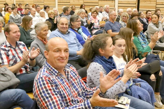 Über zwei Stunden zerkugelt hatten sich unter anderen Bürgermeister Herbert Kuss, Frisiersalon-Chefin Silvia Staubmann sowie die St. Martiner Wirtin Birgit Langegger. 