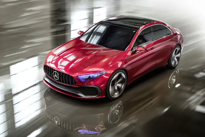Mit einer Länge von 4,6 Metern, einer Breite von 1,9 und einer Höhe von 1,5 Metern zeigt die Studie die Proportionen einer coupéhaften Limousine – also dem nächsten CLA, der 2019 an den Start geht.