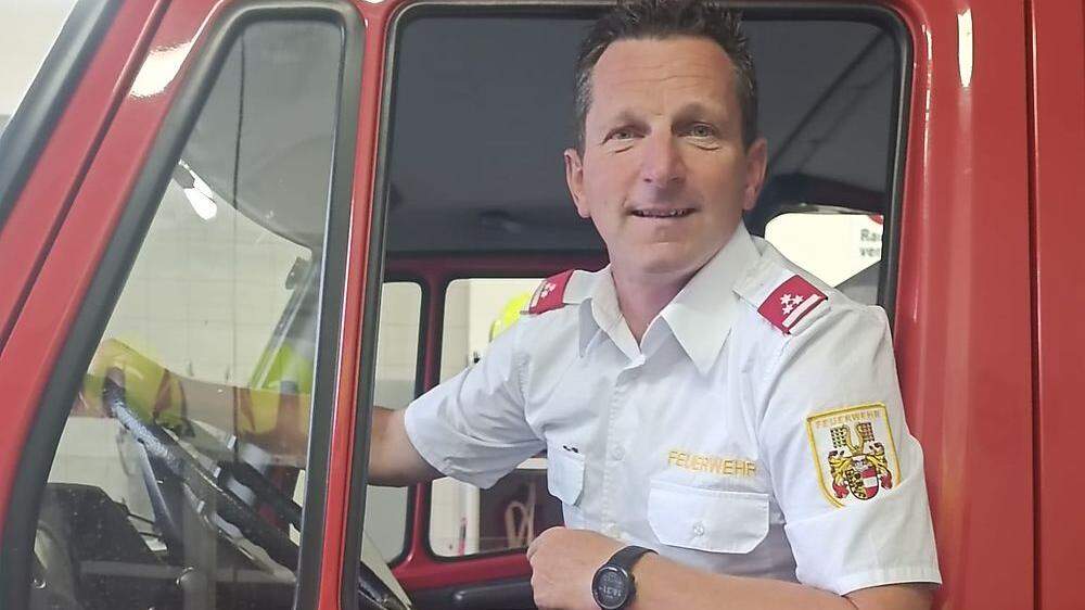 Gerald Dietrichsteiner in einem Feuerwehrfahrzeug der FF Zweikirchen