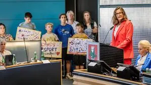 Auf der Seite der Demonstranten: Stadträtin Constance Mochar (SPÖ) im Gemeinderat zum Thema Hallenbad. Beim Deponieprojekt im steirischen Premstätten vertritt sie die Interessen des Baukonzerns Strabag