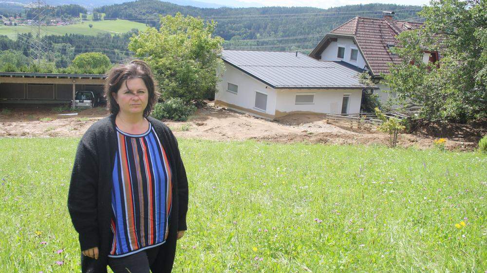 Constanze Paulitsch mit ihrem Haus im Hintergrund, das sie derzeit nicht betreten darf