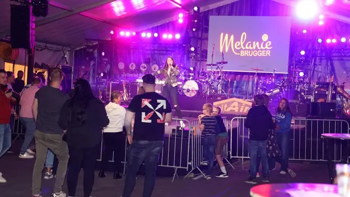 Mehrere tausend Besucherinnen und Besucher jubelten und tanzten zu Rock- und Volksmusik