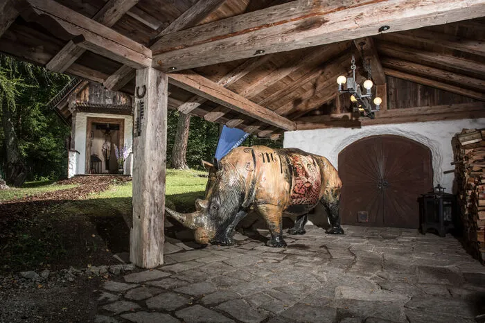 Von Gutsche-Sikora stammt auch das Nashorn neben der Kapelle. Christian Jäger: "Das schlimmste Kompliment, das es für mich gibt, ist – das ist ein nettes Haus.“ 