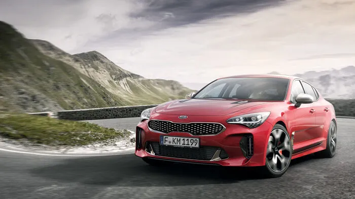 Der Kia Stinger GT ist ein 4,8 Meter langes und 1,9 Meter langes viertüriges Coupé im Stile des BMW 4er GT, optisch stark an die Studie Kia GT von 2011 angelehnt. Die lange Schnauze, die geduckte Dachlinie und das kräftige Heck zeigen sofort den Unterschied zu Cee'd und Co.
