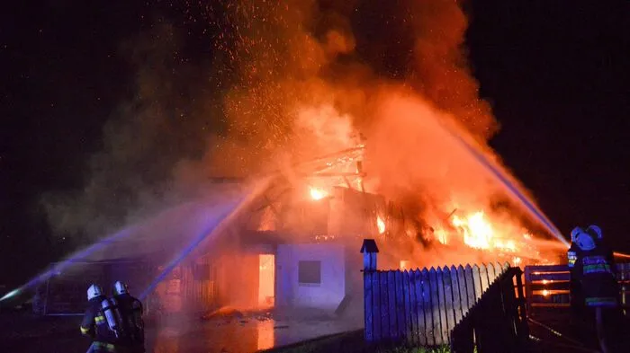 Zu einem Großeinsatz der Feuerwehren kam es in der Nacht auf Sonntag in Unteramlach bei Spittal. Erneut stand ein Wirtschaftsgebäude in Vollbrand. Personen oder Tiere kamen nicht zu Schaden.