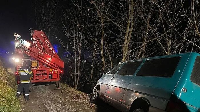 Aufgrund eines Bremsdefekts wäre ein Kleinbus am Mittwochabend gegen 20.45 Uhr beinahe eine Böschung in der Klamm, St. Kathrein am Offenegg, hinabgestürzt.