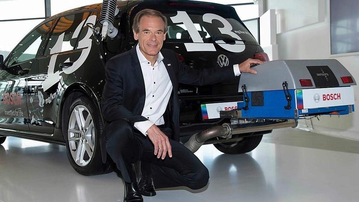 Volkmar Denner mit einem Testauto