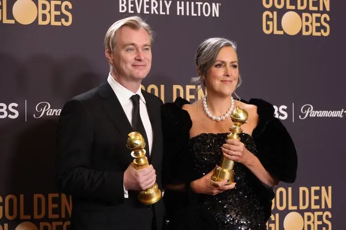 Filmemacher Christopher Nolan (53) wurde in den vergangenen Jahren mehrmals für begehrte Preise wie den Golden Globe nominiert, doch ging bisher leer aus. In der Nacht auf Montag durfte er seinen ersten Globe mit nach Hause nehmen. Er wurde als bester Regisseur für den Film „Oppenheimer“ ausgezeichnet. In seiner Rede dankte er einer ganz besonderen Person: dem verstorbenen Heath Ledger. „Das einzige andere Mal, dass ich auf dieser Bühne stehen durfte, war, um einen Preis im Namen unseres lieben Freundes Heath Ledger entgegenzunehmen, und das war für mich kompliziert und anspruchsvoll“. Damit sorgte er für einen der emotionalsten Momente des Abends.