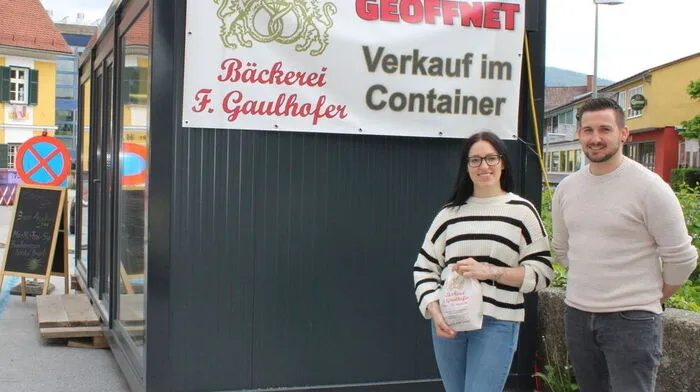Patrizia und Franz Gaulhofer haben vor der Bäckerei einen Verkaufscontainer aufgestellt