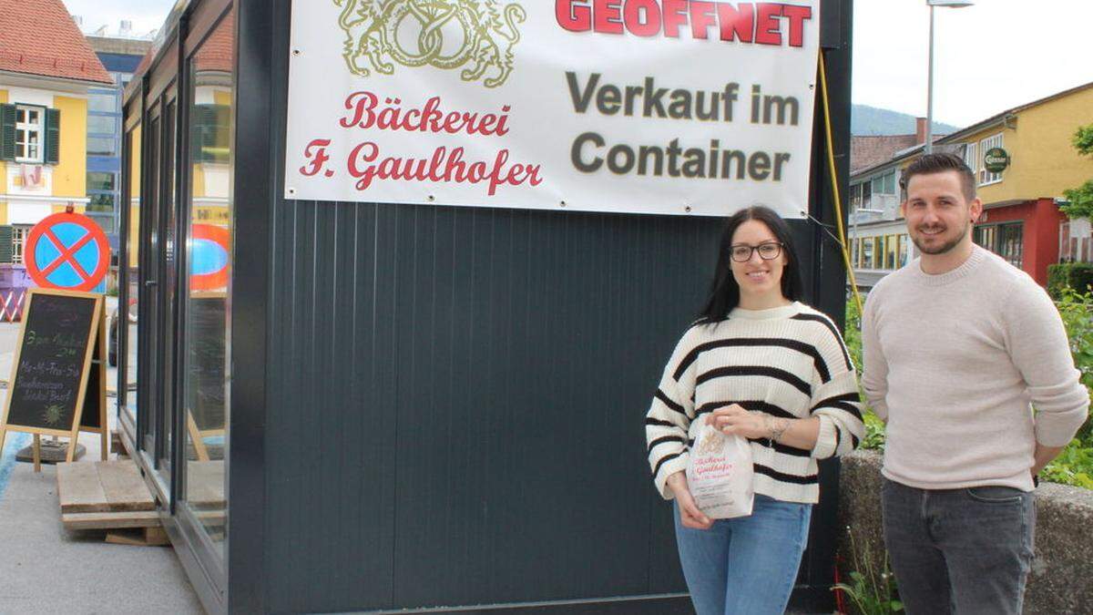 Patrizia und Franz Gaulhofer haben vor der Bäckerei einen Verkaufscontainer aufgestellt