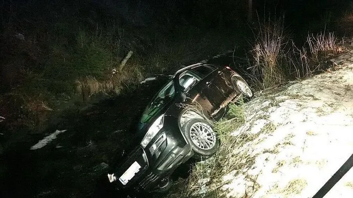 Das Auto war in ein Bachbett gestürzt, die Insassen konnten sich befreien