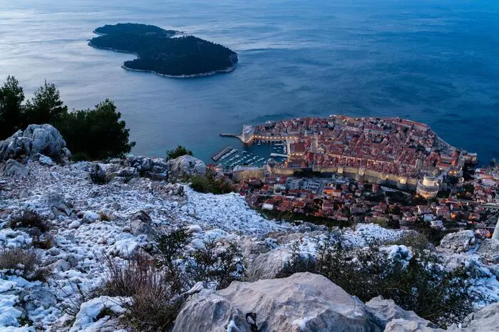 Dubrovnik. Die Altstadt von Dubrovnik bildet zum zehnten Mal den Rahmen für das „Winter Festival“ von 2. Dezember bis 6. Jänner. Während man durch die Gassen schlendert, zieht der Duft von dalmatinischen Schmankerln wie Fritule, frittierte Teigbällchen, durch die Luft und der Klang lokaler Weihnachtslieder sorgt für Stimmung. An den Ständen kann man Weihnachtsschmuck, Kristallarbeiten, handgefertigte Kerzen als auch kroatische Stickereien kaufen.