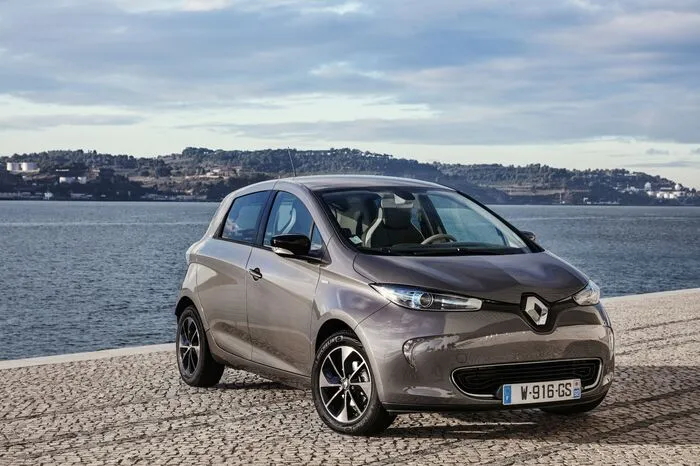 Renault bietet für den Zoe auch zwei Elektromotoren. Da wären der R90 mit 68 kW (92 PS), der dank effizientem Energiemanagement eine Reichweite von 400 Kilometern laut NEFZ erzielt, und der Q90 (65 kW/88 PS) mit 43-kW-Schnellladefunktion.