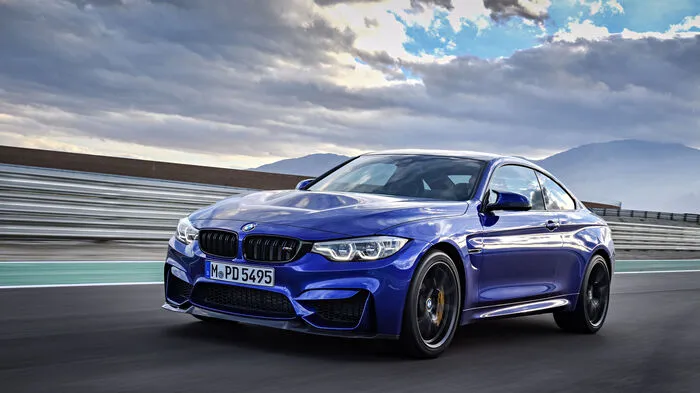 Beim limitierten BMW M4 CS prägt ein modellspezifischer Frontsplitter aus Sicht-Carbon prägt das. Die Linienführung setzt sich über die aus kohlenstofffaserverstärktem Kunststoff (CFK) gefertigte Motorhaube mit ihrem Powerdome über das im Mittelteil leicht eingezogene Dach und die neue, ebenfalls aus Carbon gefertigte Spoilerlippe auf dem Heckdeckel bis zum Heckdiffusor mit den optisch integrierten vier Auspuffendrohren fort.