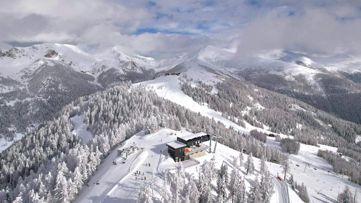 Die Skigebiete in den Kärntner Bergen, wie hier in den Nockbergen, präsentieren sich trotz des warmen Winters tief verschneit