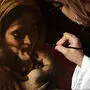 Pinselstrich für Pinselstrich legt eine Restauratorin die leuchtenden Originalfarben eines Weihnachtsbildes von Caravaggio frei