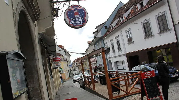 Allein in der Johann-Offner-Straße haben sich in zweieinhalb Monaten vier neue Geschäfte beziehungsweise Restaurants angesiedelt