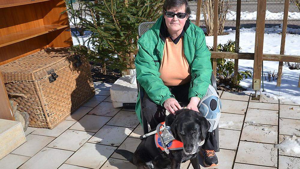 Ingrid Meckel mit ihrer „Bessi“. Der Blindenführhund ermöglichte ihr ein neues selbstbestimmtes Leben. Nun leidet „Bessi“ an grauem Star