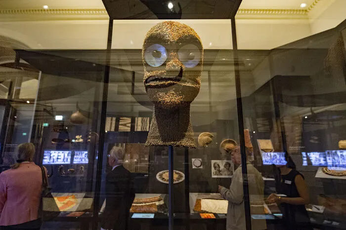 In dem neuen Museum lerne man dagegen nicht nur, einander auf Augenhöhe zu begegnen, sondern auch "uns selbst mit anderen Augen zu sehen".