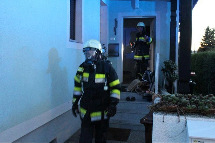 Noch vor dem Eintreffen der Feuerwehr konnte eine der vier anwesenden Personen die Flammen ersticken.