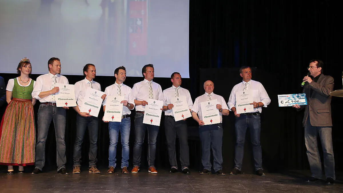 Kleine Zeitung-Redakteur Raimund Heigl bedankt sich bei den Steirermost-Produzenten und Mostkönigin Cornelia für 2400 Euro an die Aktion "Steirer helfen Steirern"