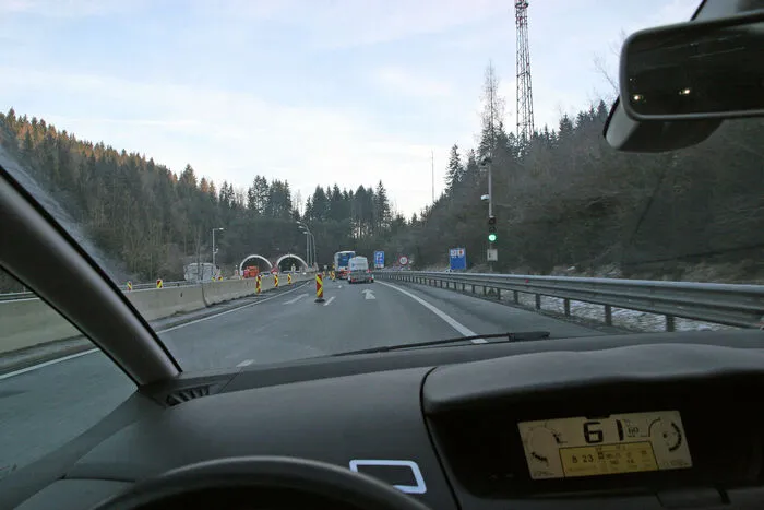 Vor dem Tunnel geht es wieder mit 60 kmh weiter.