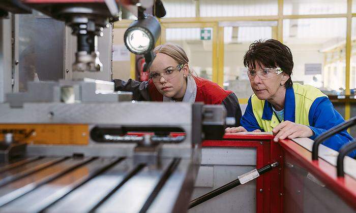 Bei ihrer Lehre als Zerspanungstechnikerin bei Voestalpine Tubulars arbeitet Marie eng mit ihrer Ausbildnerin zusammen