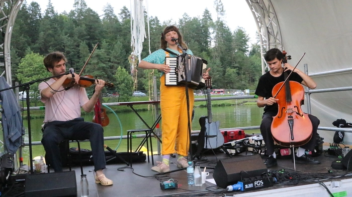 Alicia Edelweiss mit ihrer Band vor der Kulisse des Sonnegger Sees