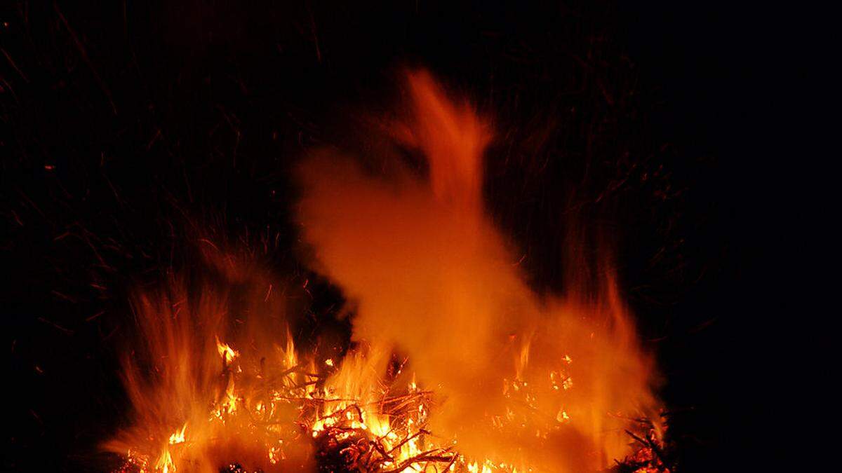 Nach dem Einbruch wurde ein Feuer gelegt (Symbolbild)