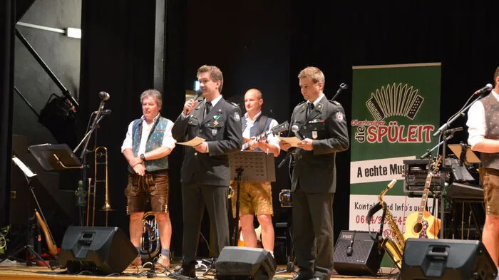 Ortsstellenleiter Reinhard Köck eröffnete gemeinsam mit Georg Höller die Ballnacht und begrüßte dabei einige Ehrengäste...