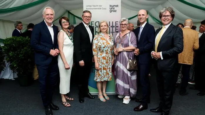 Kulturstadtrat Günter Riegler, Vizerektorin Marie-Theres Holler, Rektor Georg Schulz, Vizebürgermeisterin Judith Schwentner, Vizerektorin Constanze Wimmer, Landesrat Willibald Ehrenhöfer und der ehemalige Bildungsminister Martin Polaschek (von links)
