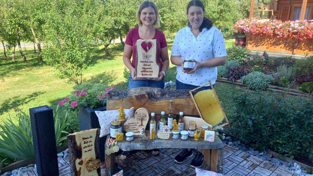 Renate Spanschel und Karin Hinteregger (von links) mit ihren selbstgemachten Produkten