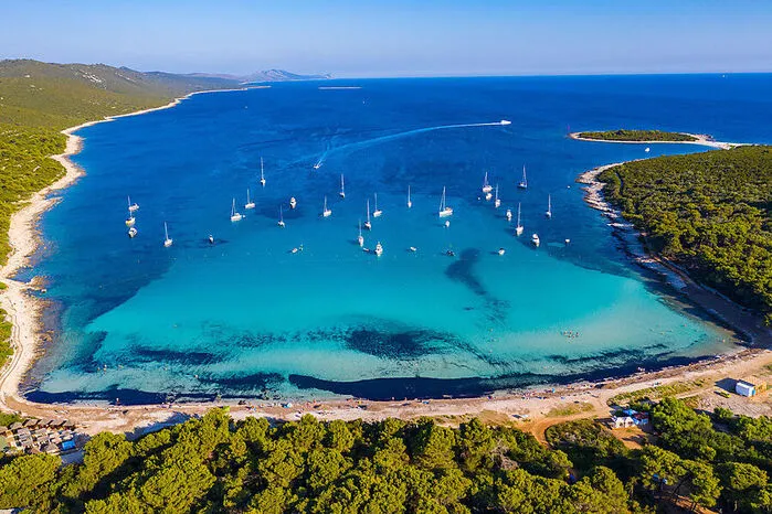 Weißen Sand, gesäumt von Pinienwäldern bietet der rund 800 Meter lange Strand Sakarun auf der Insel Dugi Otok.