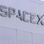 Das Bild zeigt den Schriftzug „SpaceX“ auf einem Gebäude
