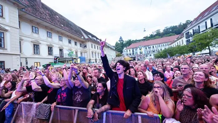 Beste Stimmung am Grazer Karmeliterplatz – hier beim Nena-Konzert im August 2025