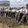 Großes Stelldichein von Politikern und Schafbauern beim Spatenstich in Mitterdorf