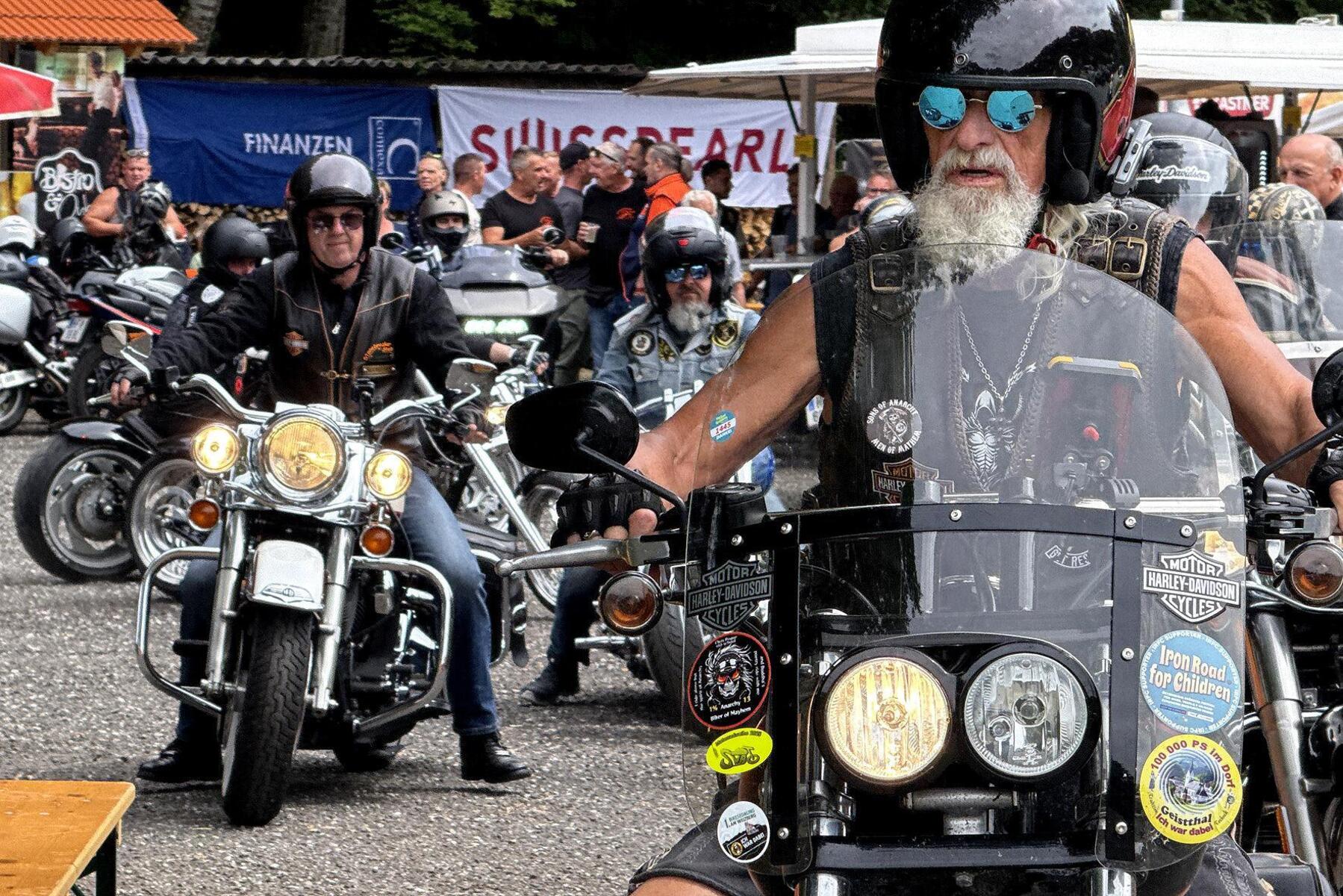 Heiße Eisen und rockige Beats beim „Stonebreaker“-Motorradtr