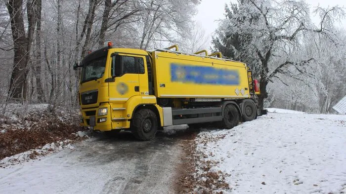 Der Lkw rutschte trotz Schneeketten von Straße und stellte sich quer
