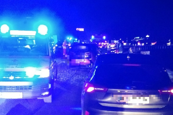 Drei Pkw waren in den Unfall verwickelt. Fünf Personen wurden verletzt.