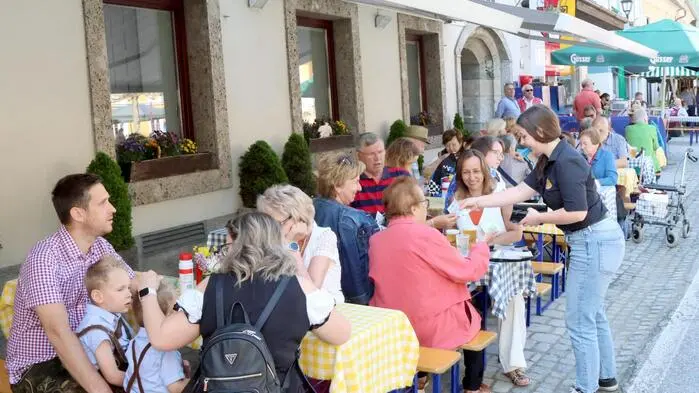 Dieses Wochenende dreht sich in Straßburg im Gurktal alles um den Speck. Aus allen Landesteilen kamen am Samstag die Besucher angereist, um sich beim 21. Straßburger Speckkirchtag 2025 vom Schinken- über den Räucher- bis hin zum Karreespeck durchzukosten. 